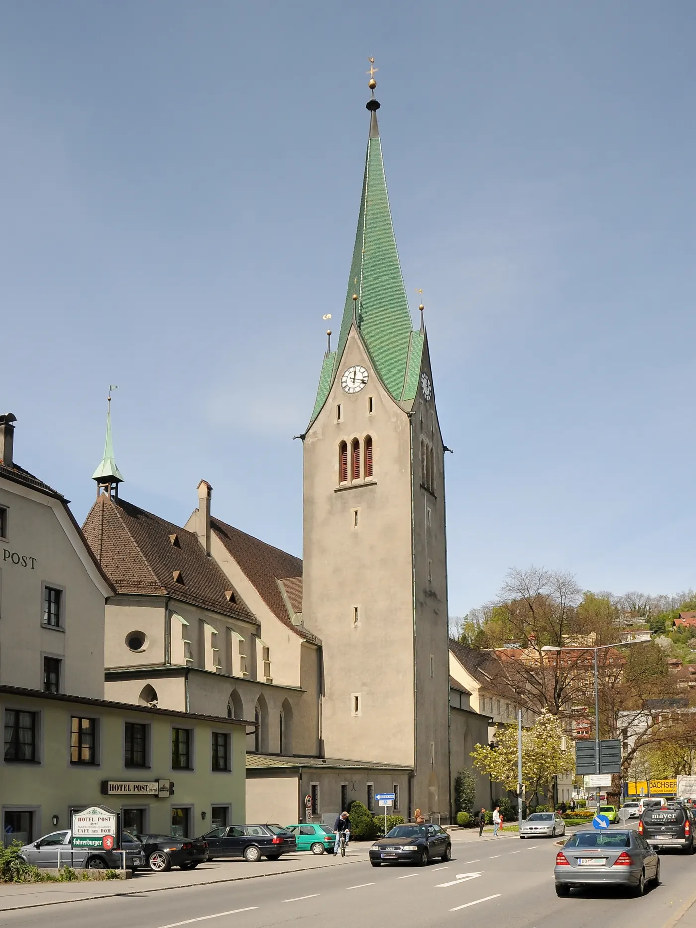 Der Dom St. Nikolaus in Feldkirch mit seinem grünen Turmhelm unter blauem Himmel