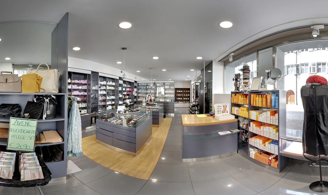 Verkaufsraum der Parfümerie am Domplatz mit Taschen, Accessoires, Pflegeprodukten und großen Schaufenstern